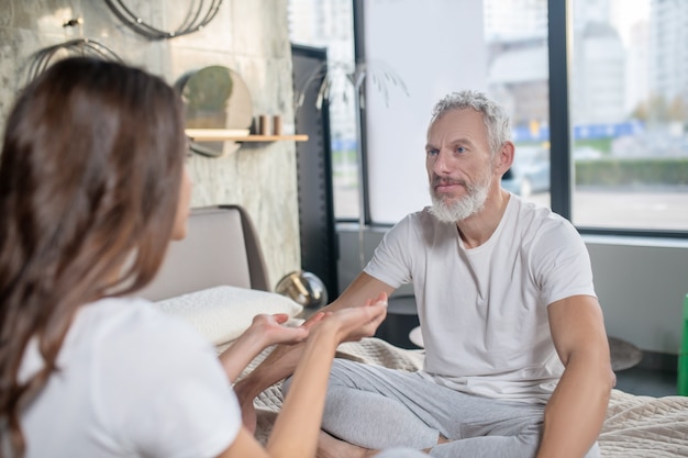 how-to-talk-about-mental-health-with-loved-ones-in-your-40s-12141838